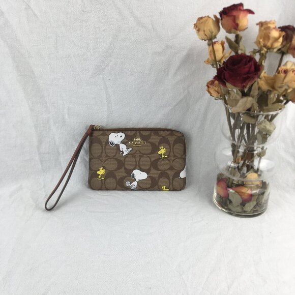 Coach X Peanuts Corner Zip Wristlet Wallet With Snoopy & Woodstock - Picture 1 of 11